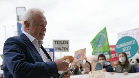 FDP-Vize Wolfgang Kubicki und junge Aktivistinnen und Aktivisten, die für mehr Klimaschutz demonstrieren.