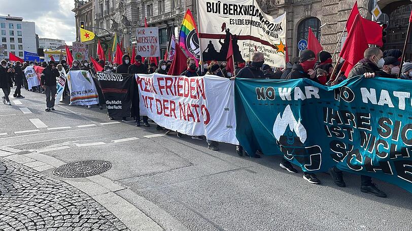 Laut Polizeisprecher Andreas Franken bewegen sich rund 1.000 Demonstranten durch die Stadt.