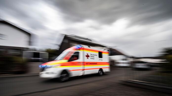 Ein Rettungswagen fährt über die Straße.