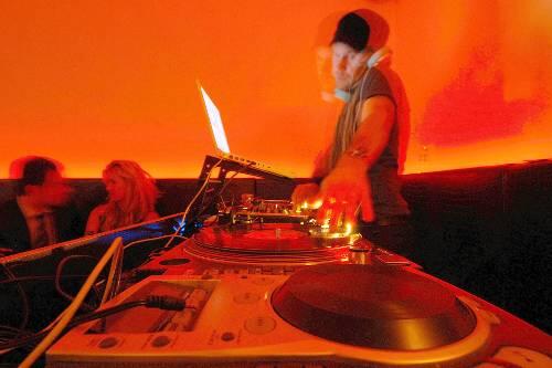 Christoph Lindemann an seinem Arbeitsplatz. Als DJ muss er schnell auf die Stimmung der Clubgäste reagieren können.