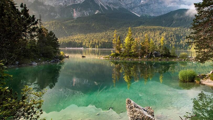 Gleich mehrere "Dahoam is Dahoam"-Stars schwärmen vom Eibsee nahe der Zugspitze.