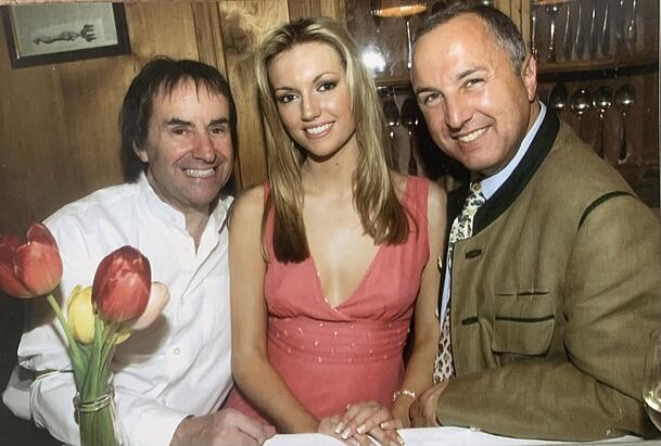 Chris de Burgh (v.l.) mit Tochter Rosanna Davison und deren Patenonkel und Ex-Kultlokal-Betreiber Roy Dubow in München Ende der 90er. Chris de Burgh (v.l.) mit Tochter Rosanna Davison und deren Patenonkel und Ex-Kultlokal-Betreiber Roy Dubow in München Ende der 90er.