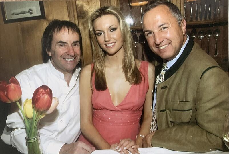 Chris de Burgh (v.l.) mit Tochter Rosanna Davison und deren Patenonkel und Ex-Kultlokal-Betreiber Roy Dubow in München Ende der 90er. Chris de Burgh (v.l.) mit Tochter Rosanna Davison und deren Patenonkel und Ex-Kultlokal-Betreiber Roy Dubow in München Ende der 90er.