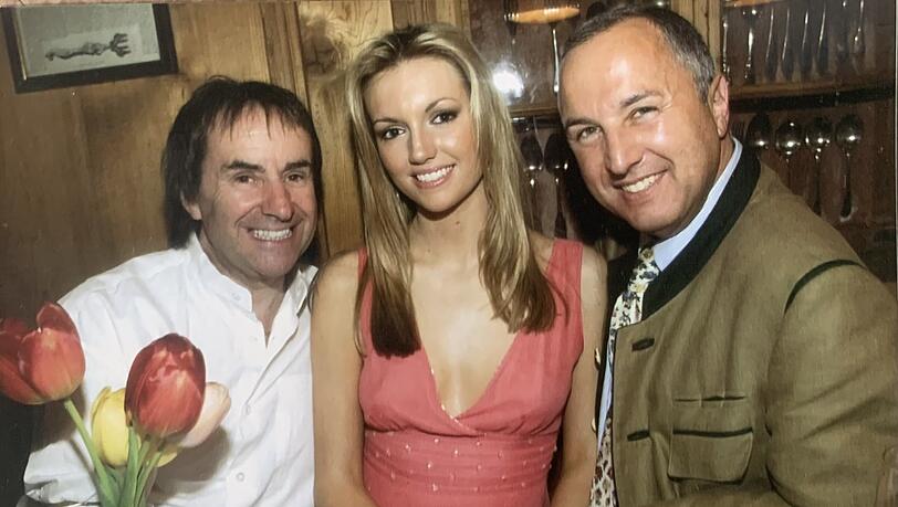 Chris de Burgh (v.l.) mit Tochter Rosanna Davison und deren Patenonkel und Ex-Kultlokal-Betreiber Roy Dubow in München Ende der 90er. Chris de Burgh (v.l.) mit Tochter Rosanna Davison und deren Patenonkel und Ex-Kultlokal-Betreiber Roy Dubow in München Ende der 90er.