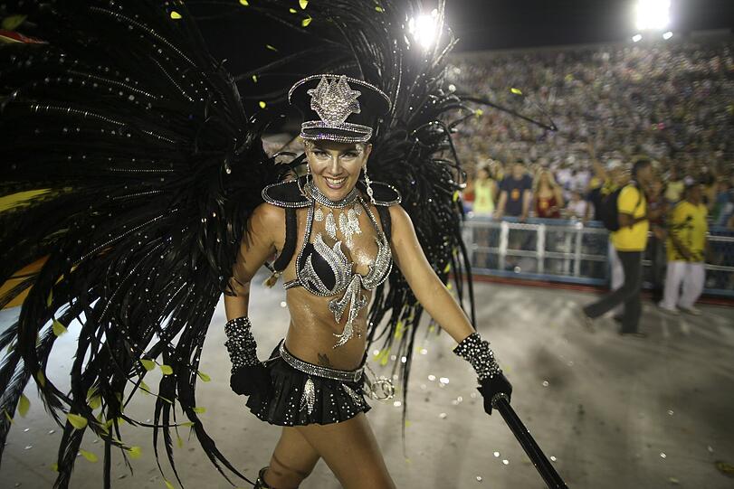 Nackte Haut, Samba und bunte Farben: Promis amüsieren sich in Rio. Mit dabei: Pamela Anderson, Gisele Bündchen, Fußball-Star Ronaldinho und Schauspieler Jude Law