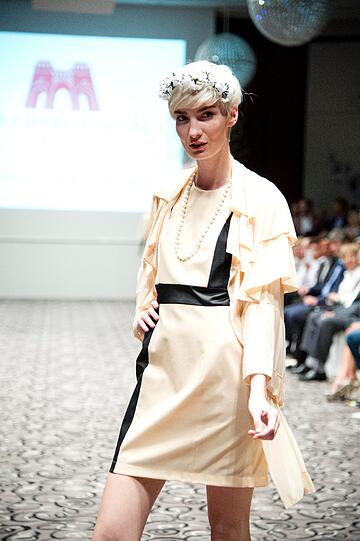 ...sondern lief auch in einer kontrastreichen Kreation in Creme und Schwarz...