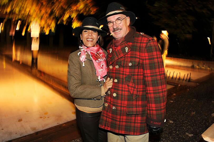 Otto Retzer und Frau Shirley bei der 7. Angermaier Eisstock-WM in Tracht im Biergarten des Park Café München in München am 19.11.2013.