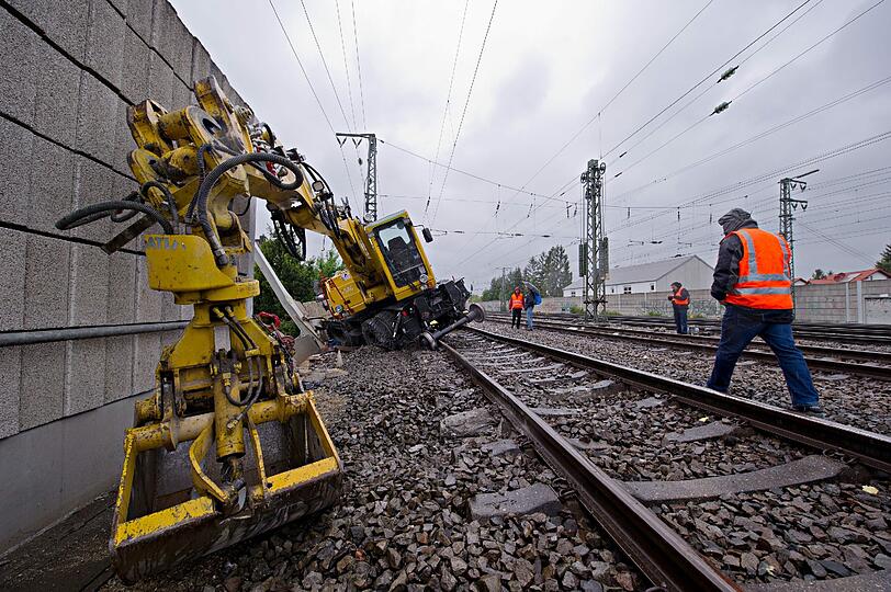Eine S-Bahn ist in Olching gegen einen Bagger bzw. gegen eine Baggerschaufel gekracht: Die Bilder vom Unfall und vom Verkehrschaos.