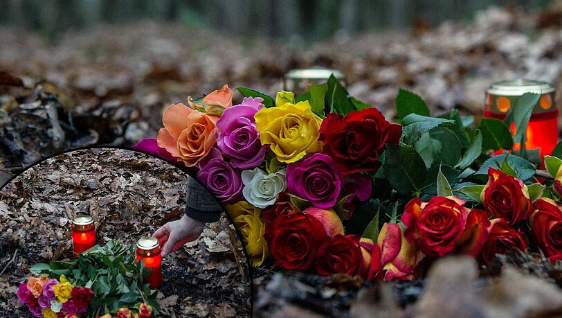 Trauer um die ermordete Maria P.: In dem Waldstück in Berlin-Adlershof legen Menschen Blumen für die 19-Jährige und ihr ungeborenes Kind nieder. Trauer um die ermordete Maria P.: In dem Waldstück in Berlin-Adlershof legen Menschen Blumen für die 19-Jährige und ihr ungeborenes Kind nieder.