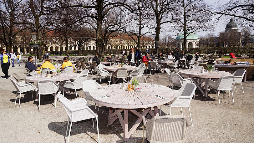 Bei strahlendem Sonnenschein und milden Temperaturen hat am Freitag der Tambosi-Biergarten eröffnet. Die Bilder.