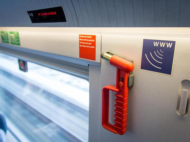 Ein Piktogramm deutet in einem Abteil eines Zuges der Deutschen Bahn auf Internetempfang hin.