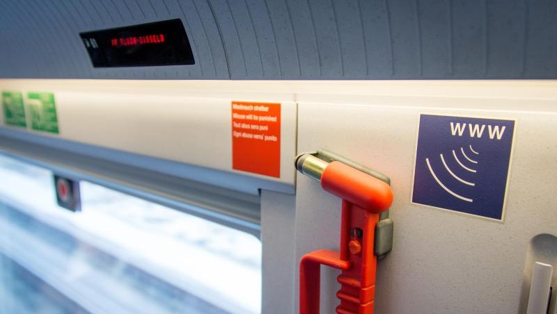 Ein Piktogramm deutet in einem Abteil eines Zuges der Deutschen Bahn auf Internetempfang hin. Ein Piktogramm deutet in einem Abteil eines Zuges der Deutschen Bahn auf Internetempfang hin.