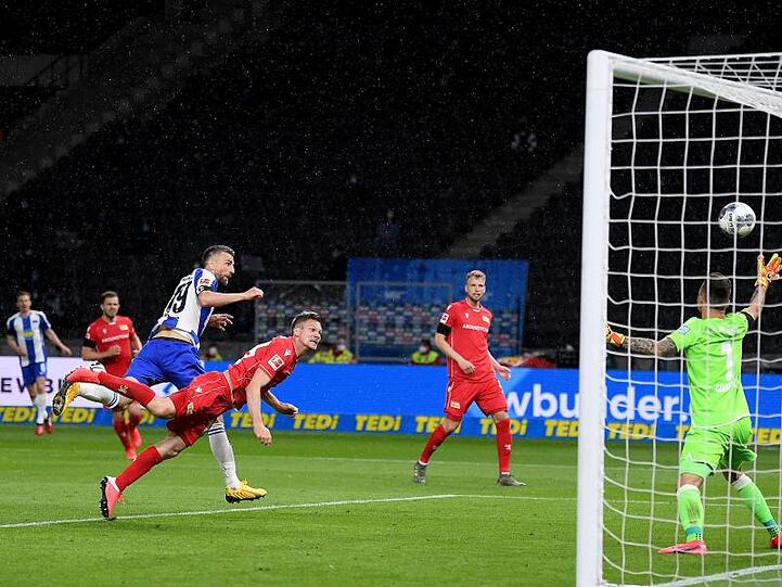Herthas Sturm-Routinier Vedad Ibisevic (l) erzielte per Kopf das Tor zum 1:0.