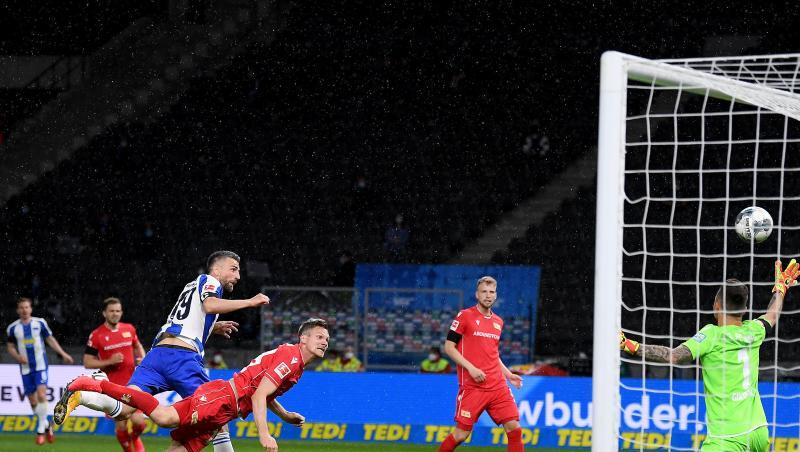 Herthas Sturm-Routinier Vedad Ibisevic (l) erzielte per Kopf das Tor zum 1:0. Herthas Sturm-Routinier Vedad Ibisevic (l) erzielte per Kopf das Tor zum 1:0.
