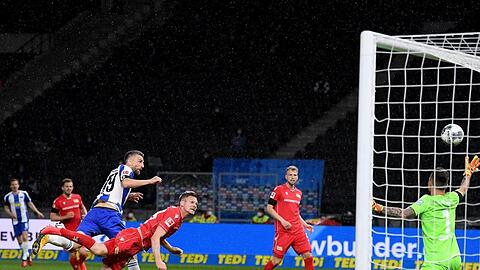 Herthas Sturm-Routinier Vedad Ibisevic (l) erzielte per Kopf das Tor zum 1:0.