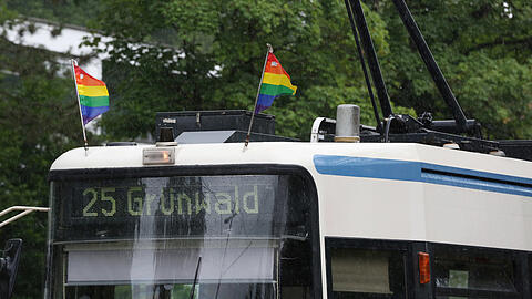 Ein Hoch auf die Pride Week. So schön bunt sind Münchens Trambahnen sonst nie.