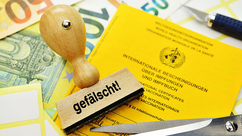 In den vergangenen drei Wochen wurden in Bayern 1.500 falsche Impfnachweise und 280 gefälschte Testergebnisse sichergestellt. (Symbolbild)
