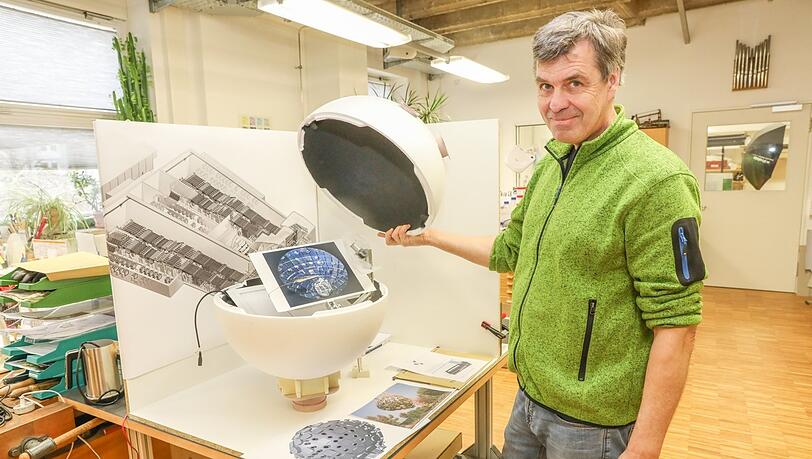Claus Grünewald (59) ist der Leiter der hauseigenen Werkstätten. Er baut zur Zeit an einer Laser-Target-Kugel als Anschauungsobjekt. Claus Grünewald (59) ist der Leiter der hauseigenen Werkstätten. Er baut zur Zeit an einer Laser-Target-Kugel als Anschauungsobjekt.