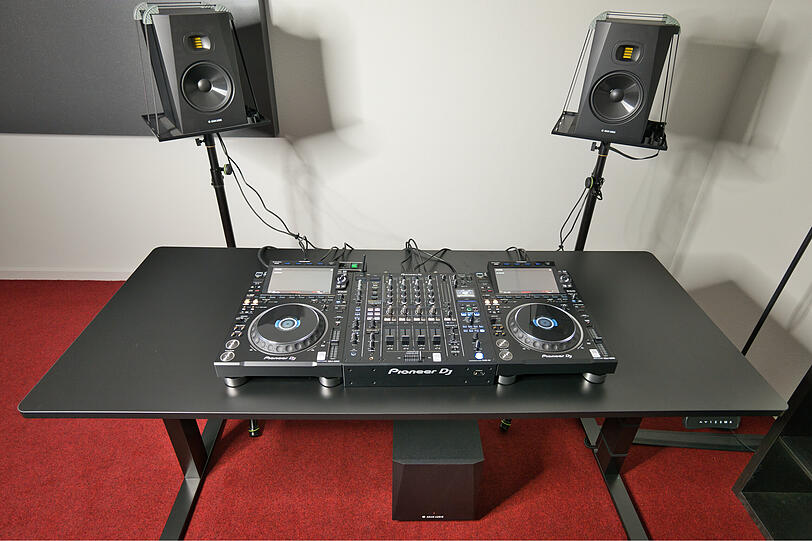 Es gibt auch einen DJ-Raum, speziell für die Bedürfnisse der Elektronik-DJ-Szene ausgestattet. Es gibt auch einen DJ-Raum, speziell für die Bedürfnisse der Elektronik-DJ-Szene ausgestattet.