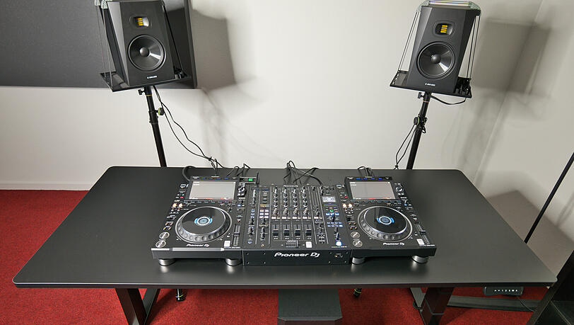 Es gibt auch einen DJ-Raum, speziell für die Bedürfnisse der Elektronik-DJ-Szene ausgestattet. Es gibt auch einen DJ-Raum, speziell für die Bedürfnisse der Elektronik-DJ-Szene ausgestattet.