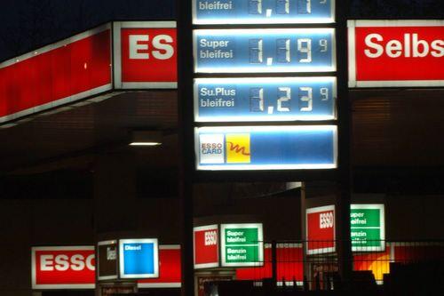 Selbstbedienung an der Esso-Tankstelle - so war das aber nicht gemeint