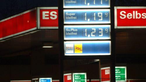 Selbstbedienung an der Esso-Tankstelle - so war das aber nicht gemeint Selbstbedienung an der Esso-Tankstelle - so war das aber nicht gemeint