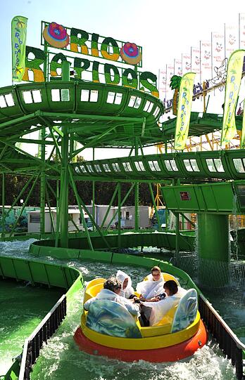 Feuchtnass ging es hier zu, denn Nomen est Omen auf dem "Rio Rapidos": Das ist die nagelneue Raftingbahn auf der Wiesn. In kleinen Booten, die sich um 360 Grad drehen, treiben die Besucher im Wildwasserkanal durch Stromschnellen und Sturzbäche. Das kann durchaus mal nass werden, ist aber familientauglich. Auch die wartenden Zuschauer können am Spektakel teilhaben: Bullaugen in der Fahrwanne geben Einblicke in die wilde Fahrt.