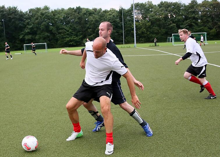Voller Einsatz: Zweikampf in der Partie Bolzplatzlegenden gegen die Munich Kickers.
