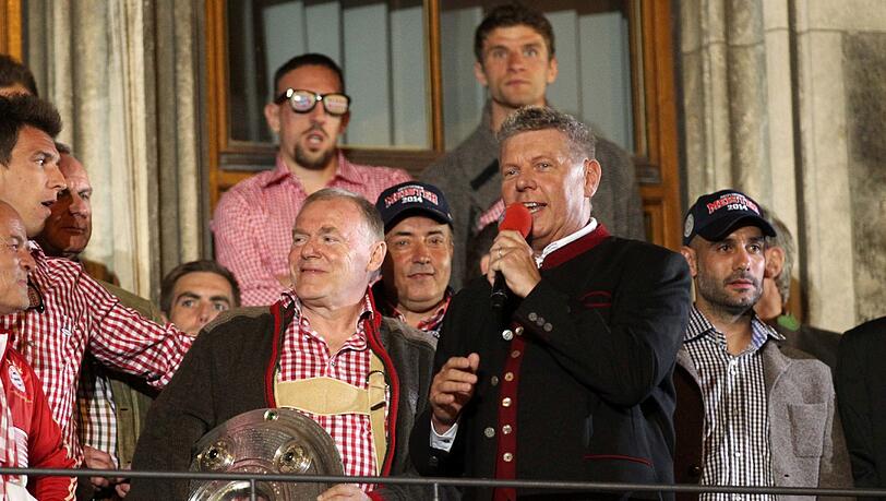 "Seit ich laufen kann, bin ich Bayern-Fan!“ Nach dieser Ansage auf dem Balkon war Dieter Reiter der Jubel der Masse gewiss. "Seit ich laufen kann, bin ich Bayern-Fan!“ Nach dieser Ansage auf dem Balkon war Dieter Reiter der Jubel der Masse gewiss.