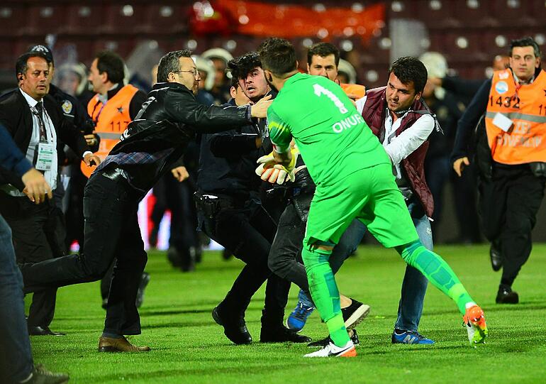 Brutaler Angriff auf einen Schiedsrichter: Nach Fan-Krawallen wurde die Partie in Trabzon kurz vor Schluss abgebrochen. Die Bilder