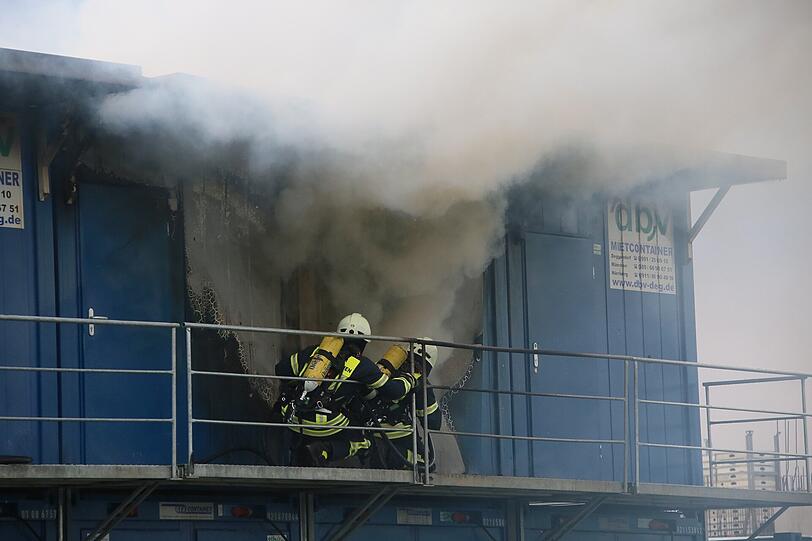 Ein Wohncontainer explodiert in Obertaufkirchen. Nach einem lauten Knall lodern die Flammen. Hier die Bilder.