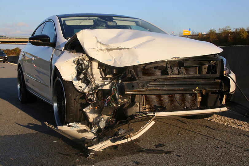 Der VW Passat konnte nicht mehr rechtzeitig bremsen und krachte in den Audi. Die A94 war nach dem Unfall kurzzeitig gesperrt.