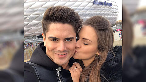 FC-Bayern-Fan Dominik Bruntner mit seiner Lena vor der Allianz Arena