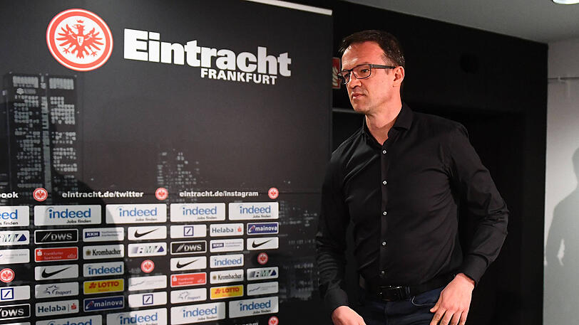 Fredi Bobic: sichtlich angespannt kommt der Sportvorstand von Eintracht Frankfurt zur Pressekonferenz.