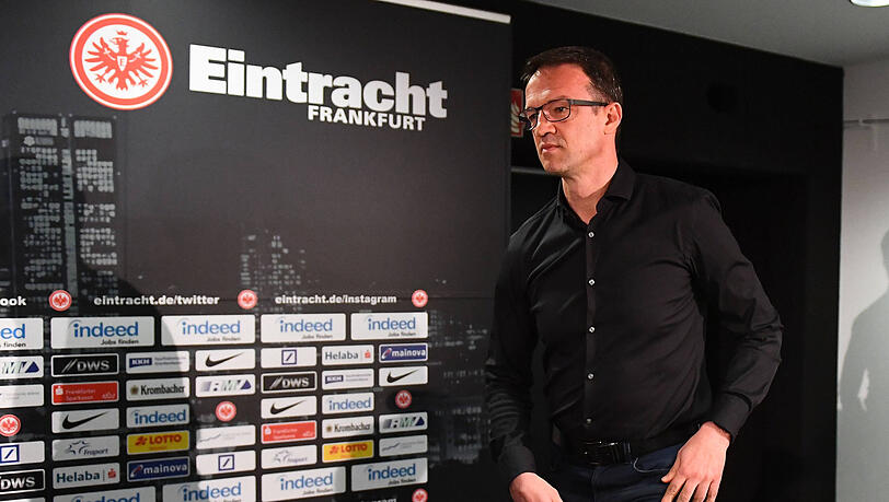 Fredi Bobic: sichtlich angespannt kommt der Sportvorstand von Eintracht Frankfurt zur Pressekonferenz. Fredi Bobic: sichtlich angespannt kommt der Sportvorstand von Eintracht Frankfurt zur Pressekonferenz.