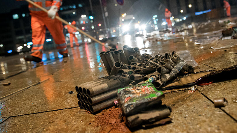Im Innenstadtbereich und in Schwabing fielen wie im Vorjahr insgesamt etwa 25 Tonnen Silvestermüll an, rund um den Friedensengel waren es etwa sieben Tonnen. (Symboldbild)
