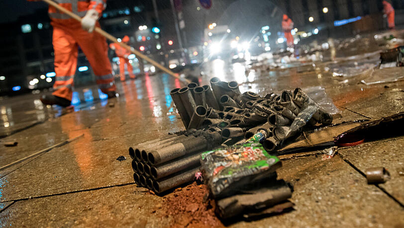 Im Innenstadtbereich und in Schwabing fielen wie im Vorjahr insgesamt etwa 25 Tonnen Silvestermüll an, rund um den Friedensengel waren es etwa sieben Tonnen. (Symboldbild) Im Innenstadtbereich und in Schwabing fielen wie im Vorjahr insgesamt etwa 25 Tonnen Silvestermüll an, rund um den Friedensengel waren es etwa sieben Tonnen. (Symboldbild)