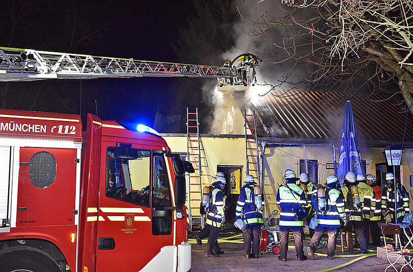 Während der Weihnachtsfeier des FC Teutonia München brach im Vereinsheim Feuer aus. Die Bilder.
