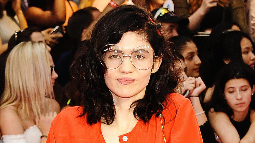 Musikerin und Künstlerin Grimes bietet etwas sehr Persönliches zum Verkauf an.