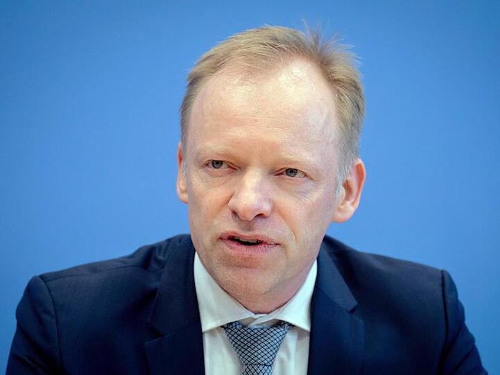 Clemens Fuest, Präsident des ifo Instituts, gibt eine Pressekonferenz. Foto: Kay Nietfeld/dpa