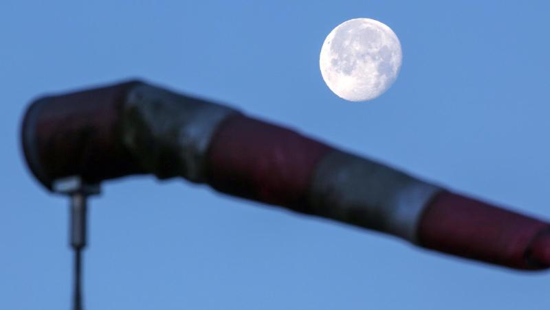 Über einem vom Wind aufgeblasenen Windsack steht kurz nach Sonnenaufgang der Mond. Foto: Thomas Warnack/dpa Über einem vom Wind aufgeblasenen Windsack steht kurz nach Sonnenaufgang der Mond. Foto: Thomas Warnack/dpa