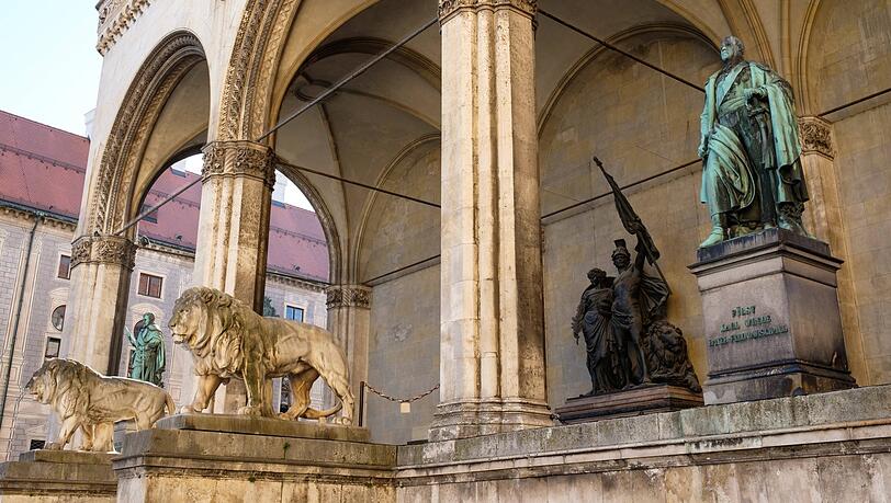Über die feldherrnhalle schrieb Lion Feuchtwanger: "Eine Nachbildung der Florentiner Loggia dei Lanzi, errichtet den beiden größten bayerischen Feldherren, Tilly und Wrede, von denen der eine kein Bayer und der andere kein Feldherr war ... später hatten die Hammel die Rückwand der Halle mit einer blöden, akademischen Aktgruppe verhunzt, dem sogenannten Armeedenkmal." Über die feldherrnhalle schrieb Lion Feuchtwanger: "Eine Nachbildung der Florentiner Loggia dei Lanzi, errichtet den beiden größten bayerischen Feldherren, Tilly und Wrede, von denen der eine kein Bayer und der andere kein Feldherr war ... später hatten die Hammel die Rückwand der Halle mit einer blöden, akademischen Aktgruppe verhunzt, dem sogenannten Armeedenkmal."