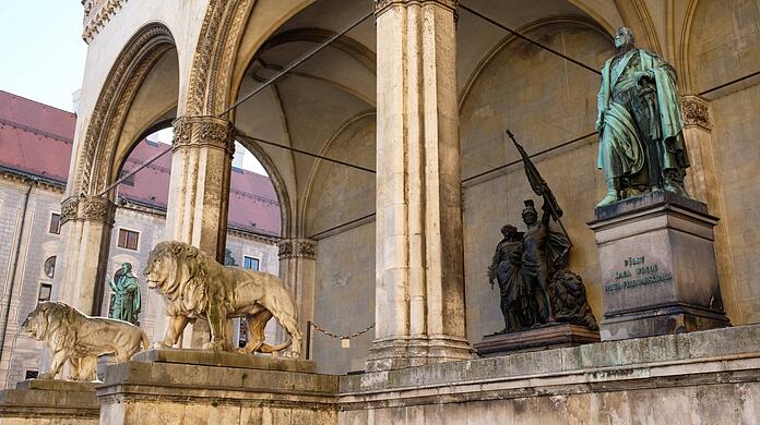 Über die feldherrnhalle schrieb Lion Feuchtwanger: "Eine Nachbildung der Florentiner Loggia dei Lanzi, errichtet den beiden größten bayerischen Feldherren, Tilly und Wrede, von denen der eine kein Bayer und der andere kein Feldherr war ... später hatten die Hammel die Rückwand der Halle mit einer blöden, akademischen Aktgruppe verhunzt, dem sogenannten Armeedenkmal."