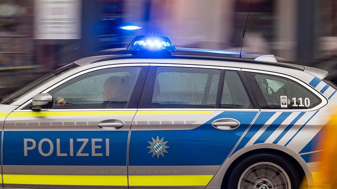 Die Polizei fahndet nach den Unbekannten. (Symbolbild)