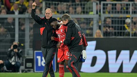 Bayern Münchens Alphonso Davies (M) musste nach einem Treffer am Kopf ausgewechselt werden.