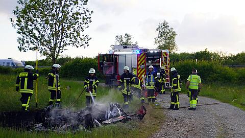 Abseits der Autobahn wurde das Autowrack gelöscht.