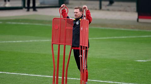 Julian Nagelsmann beobachtet das Training.