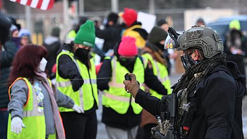 Protestierende stehen einen Tag nach dem Vorfall ICE-Beamten in Minneapolis gegen&uuml;ber.