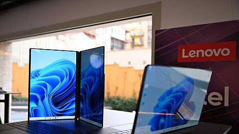 So geht es auch: Die beiden Bildschirme per Magnetfunktion nebeneinander gestellt.