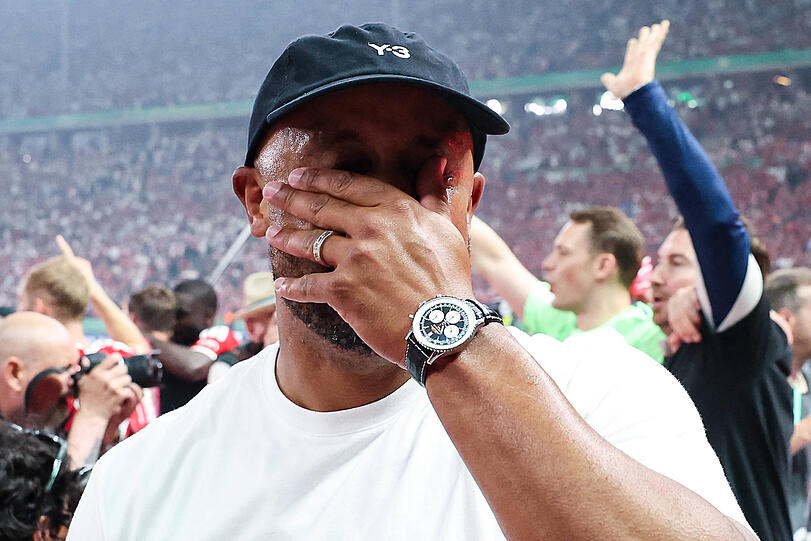 Vincent Kompany hat nach dem Sieg Tränen in den Augen. Vincent Kompany hat nach dem Sieg Tränen in den Augen.